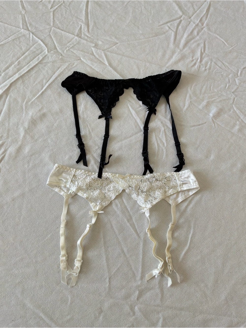 ******* Elegant Lace Garter Belts in Black and White - Pack of 2 *******